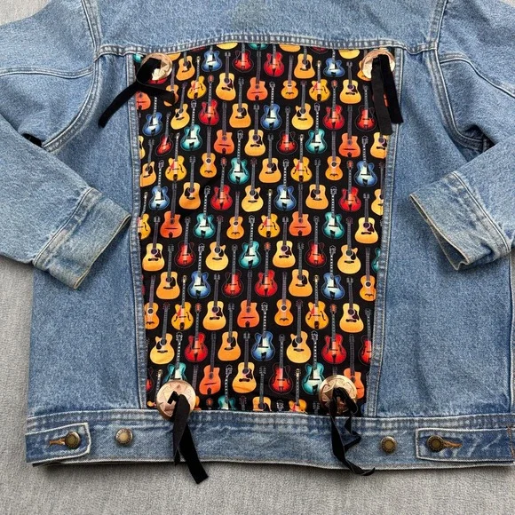 Wrangler Denim Jacket Mens Medium Blue‎ Rugged Wear Trucker Guitar Print Western